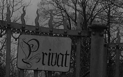 gray picture of a private property sign, that is attached to some fence, that is supposed to look like dangerous flames, or i dont know actually. The german word Privat is written in some pseudo medieval style by hand. Bare trees in the background.